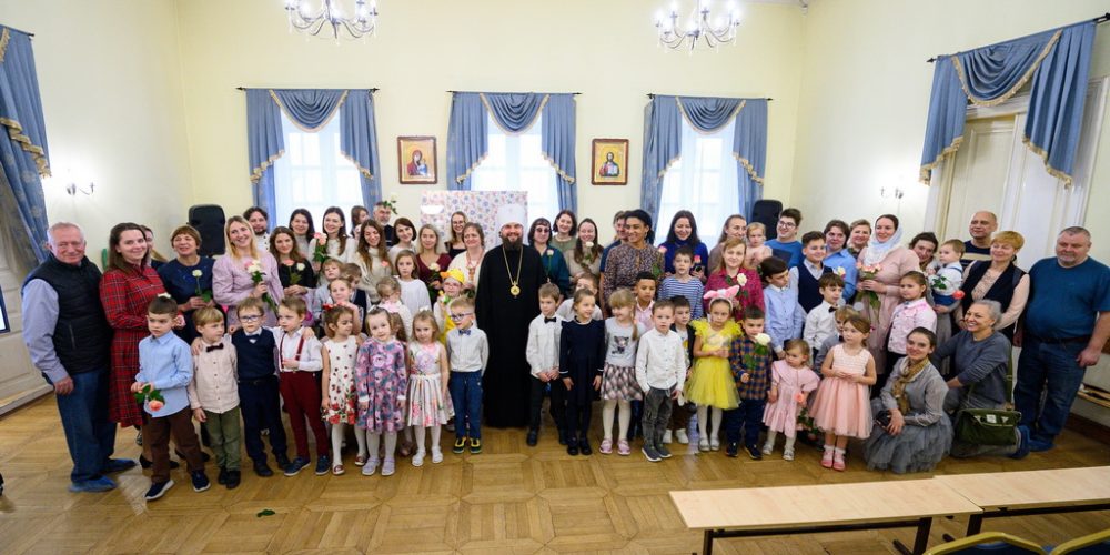 День матери отметили праздничным концертом в воскресной школе храма Живоначальной Троицы в Усадьбе Свиблово