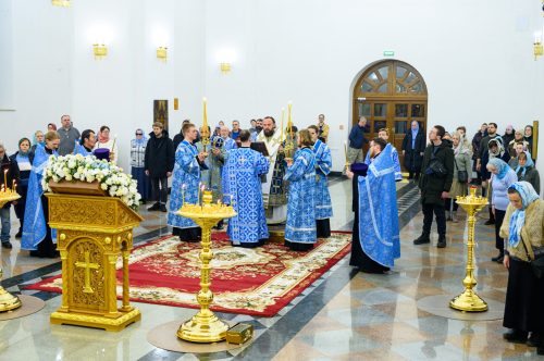 В канун праздника Введения во храм Пресвятой Богородицы митрополит Арсений совершил всенощное бдение в храме Успения Пресвятой Богородицы в Останкине