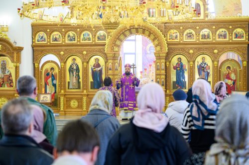 В Неделю 4-ю Великого поста митрополит Арсений совершил Божественную литургию в храме Успения Пресвятой Богородицы в Останкине