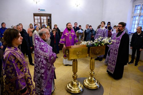 Митрополит Арсений совершил Божественную литургию в храме Живоначальной Троицы в усадьбе Свиблово