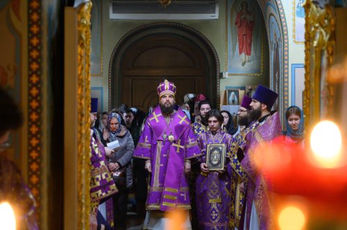 Митрополит Арсений совершил Литургию Преждеосвященных Даров в храме Феодоровской иконы Божией Матери в РГСУ