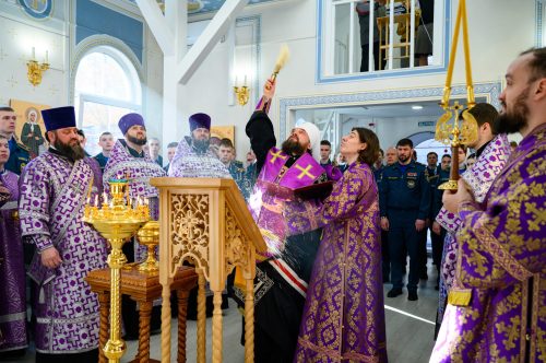 Митрополит Арсений совершил чин освящения нового иконостаса и росписи в храме великомученика Георгия Победоносца при Академии ГПС МЧС России