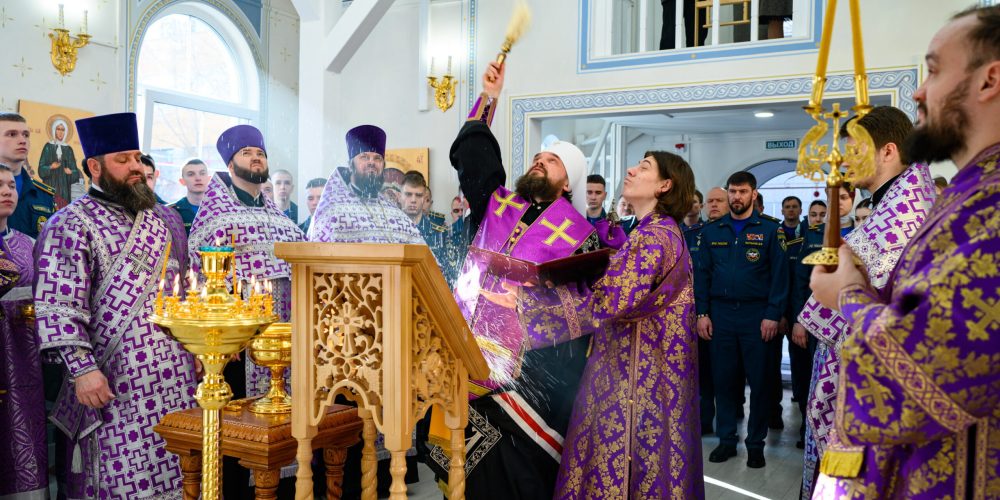Митрополит Арсений совершил чин освящения нового иконостаса и росписи в храме великомученика Георгия Победоносца при Академии ГПС МЧС России