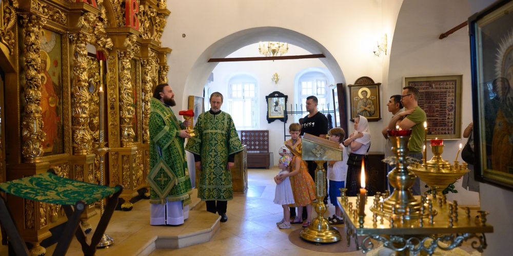 Митрополит Арсений совершил Литургию в храме Живоначальной Троицы в усадьбе Свиблово