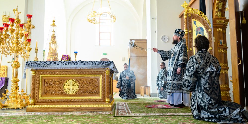 В среду пятой седмицы Великого поста митрополит Арсений совершил Литургию Преждеосвященных Даров в храме Успения Пресвятой Богородицы в Останкине