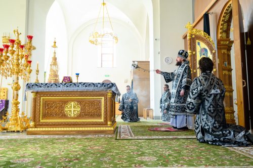 В среду пятой седмицы Великого поста митрополит Арсений совершил Литургию Преждеосвященных Даров в храме Успения Пресвятой Богородицы в Останкине