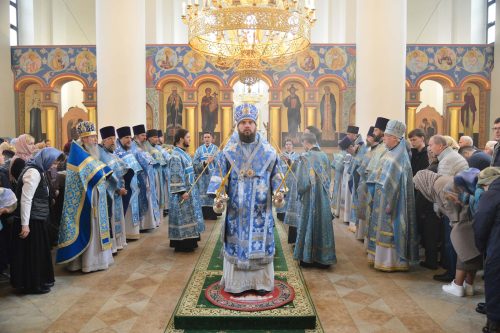 В день Похвалы Пресвятой Богородицы митрополит Арсений совершил Божественную литургию в храме Преподобного Серафима Cаровского в Раеве