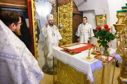 В день 90-летия со дня кончины митрополита Арсения (Стадницкого) митрополит Звенигородский Арсений совершил Литургию в храме Живоначальной Троицы в усадьбе Свиблово