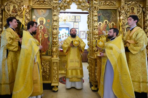 Митрополит Арсений совершил Литургию в храме Живоначальной Троицы в усадьбе Свиблово