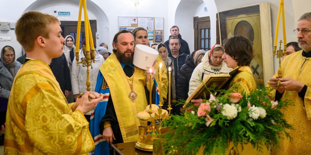 В канун Недели 27-й по Пятидесятнице митрополит Арсений возглавил всенощное бдение в храме Живоначальной Троицы в усадьбе Свиблово