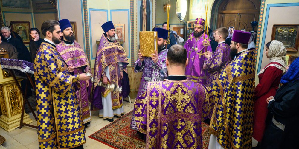 В день престольного праздника митрополит Арсений совершил Литургию Преждеосвященных Даров в храме Феодоровской иконы Божией Матери в РГСУ