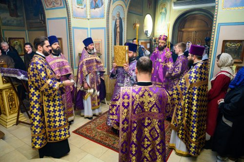 В день престольного праздника митрополит Арсений совершил Литургию Преждеосвященных Даров в храме Феодоровской иконы Божией Матери в РГСУ