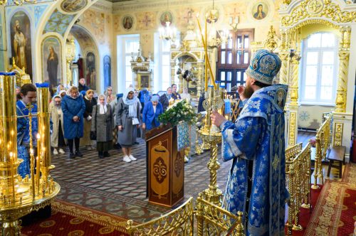В праздник Похвалы Пресвятой Богородицы митрополит Арсений совершил Божественную литургию в храме Иконы Божией Матери «Нечаянная Радость» в Марьиной Роще