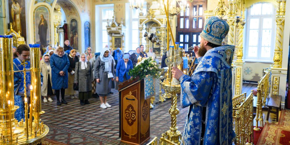 В праздник Похвалы Пресвятой Богородицы митрополит Арсений совершил Божественную литургию в храме Иконы Божией Матери «Нечаянная Радость» в Марьиной Роще