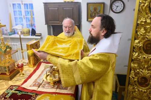 Митрополит Арсений совершил Божественную литургию в храме Живоначальной Троицы в усадьбе Свиблово