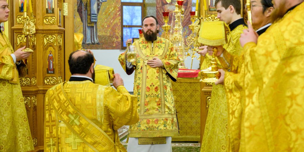 В Неделю 28-ю по Пятидесятнице митрополит Арсений совершил Божественную литургию в храме Успения Пресвятой Богородицы в Останкине