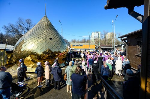Митрополит Арсений совершил Божественную литургию во временном храме святых Жен-Мироносиц Патриаршего подворья храма иконы Божией Матери «Отрада и Утешение» в Ярославском