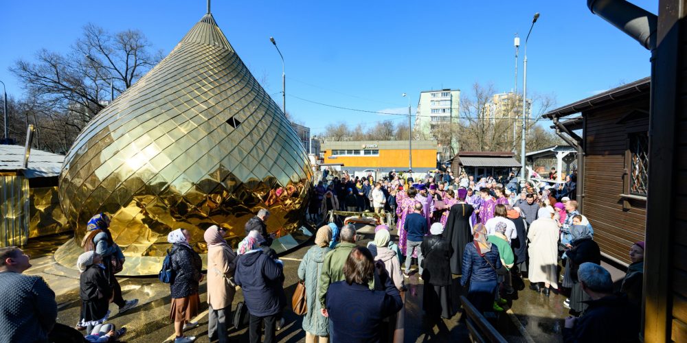 Митрополит Арсений совершил Божественную литургию во временном храме святых Жен-Мироносиц Патриаршего подворья храма иконы Божией Матери «Отрада и Утешение» в Ярославском