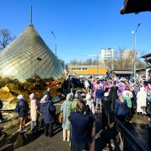 Митрополит Арсений совершил Божественную литургию во временном храме святых Жен-Мироносиц Патриаршего подворья храма иконы Божией Матери «Отрада и Утешение» в Ярославском