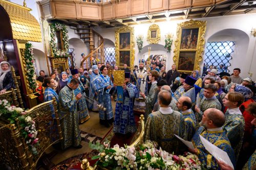 В престольный праздник митрополит Арсений возглавил Литургию в храме Покрова Пресвятой Богородицы в Медведкове