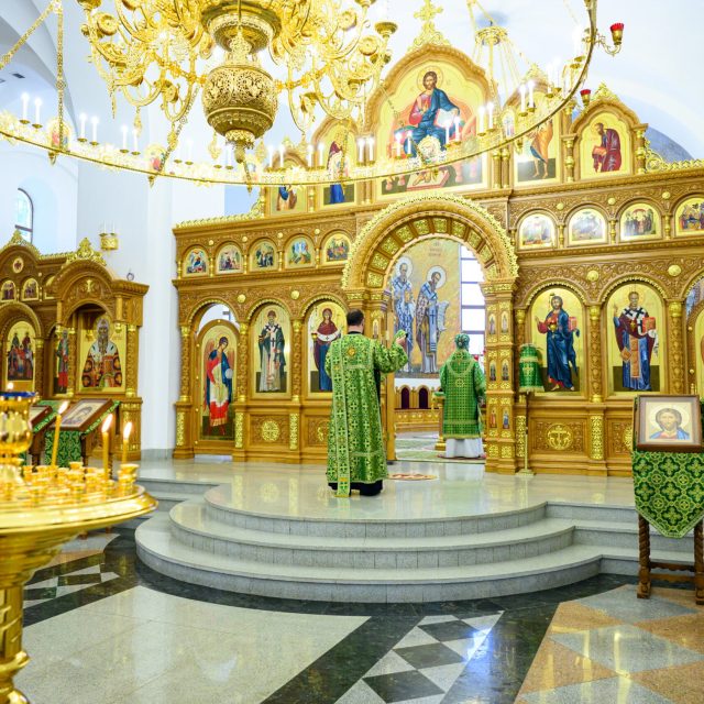 В день памяти всех преподобных отцов, в подвиге просиявших, митрополит Арсений совершил Божественную литургию в храме Успения Пресвятой Богородицы в Останкине