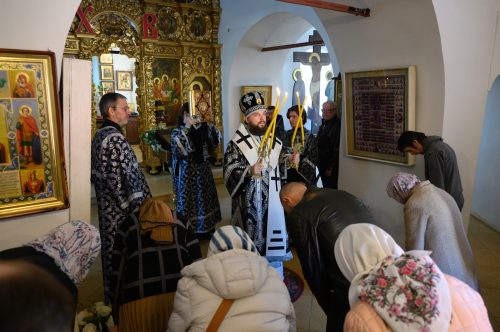 В Среду Страстной седмицы митрополит Арсений совершил Литургию Преждеосвященных Даров в храме Живоначальной Троицы в Усадьбе Свиблово