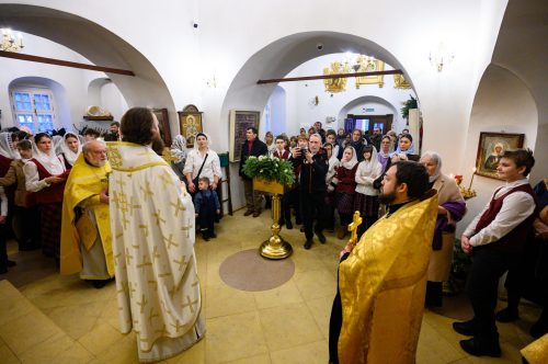 Митрополит Арсений совершил детскую Божественную литургию в храме Живоначальной Троицы в усадьбе Свиблово