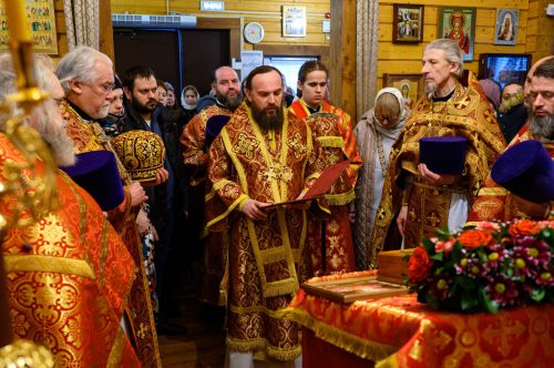 В день престольного праздника митрополит Арсений совершил Литургию в храме священномученика Илариона, архиепископа Верейского, Патриаршего подворья храма Усекновения главы Иоанна Предтечи в поселке Северный