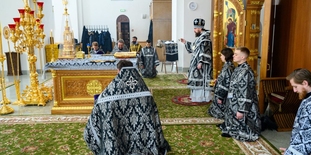 В среду первой седмицы Великого поста митрополит Арсений совершил Литургию Преждеосвященных Даров в храме Успения Пресвятой Богородицы в Останкине