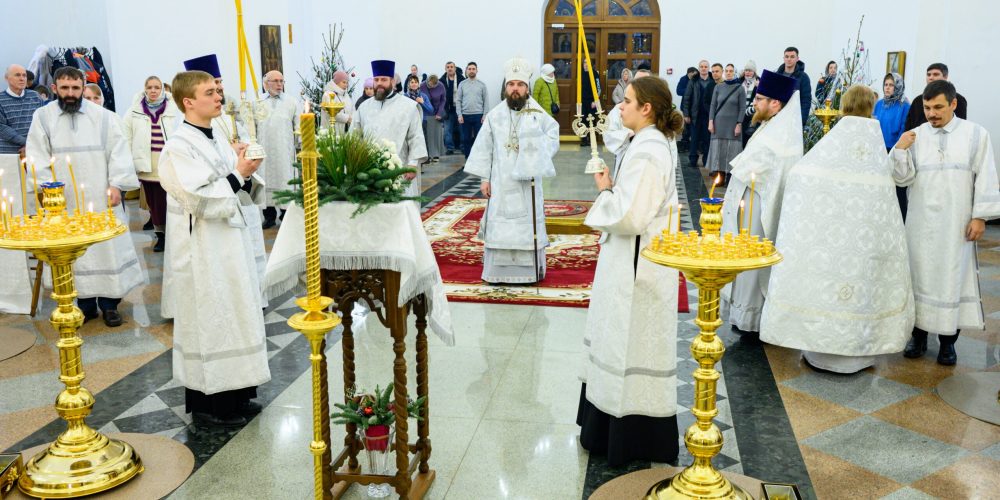 В Рождественский сочельник митрополит Арсений совершил чтение Царских часов, великую вечерню и Божественную литургию в храме Успения Пресвятой Богородицы в Останкине