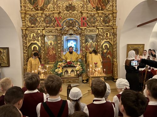 Митрополит Арсений совершил детскую Божественную литургию в храме Живоначальной Троицы в Усадьбе Свиблово