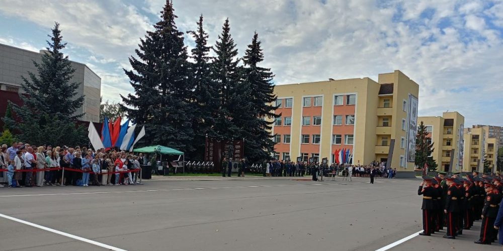 Настоятель храма преподобного Серафима Саровского в Раеве принял участие в праздничной церемонии, посвященной Дню знаний, в Московском СВУ