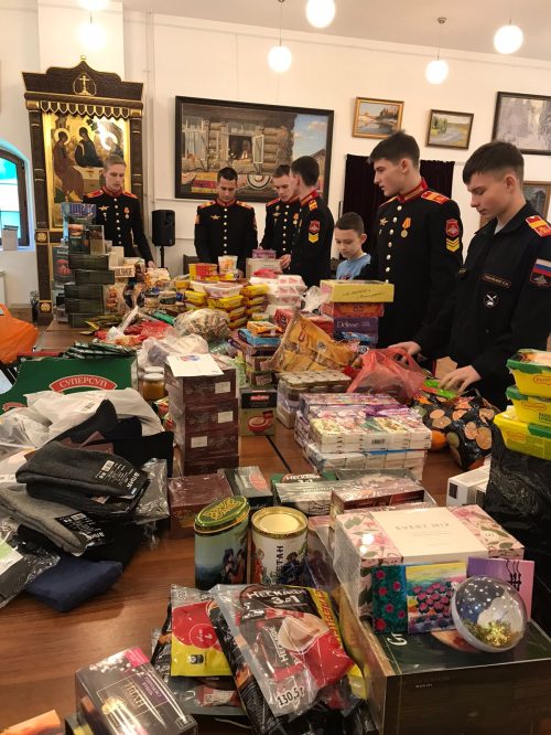 Московские суворовцы приняли участие в подготовке подарков для воинов СВО в храме преподобного Серафима Саровского в Раеве