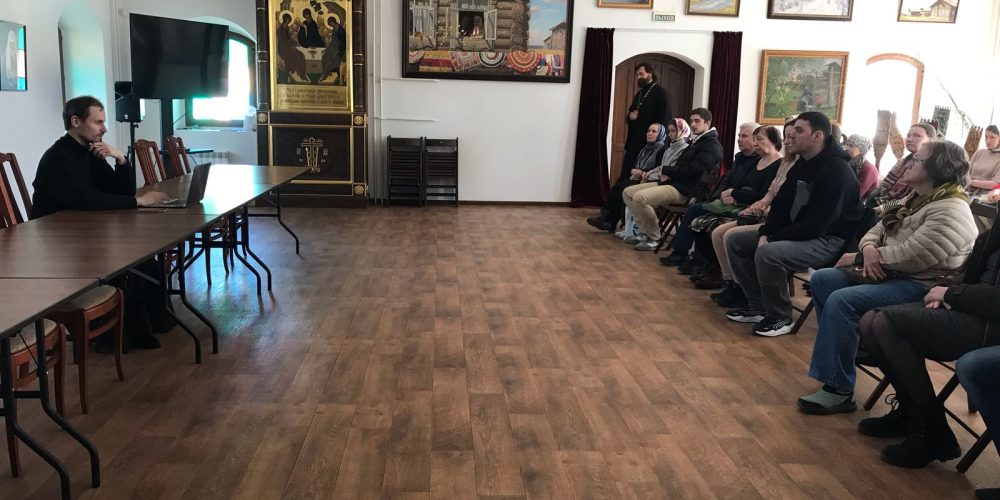 Лекция «Крест — хранитель всея вселенныя» прошла в храме преподобного Серафима Саровского в Раеве