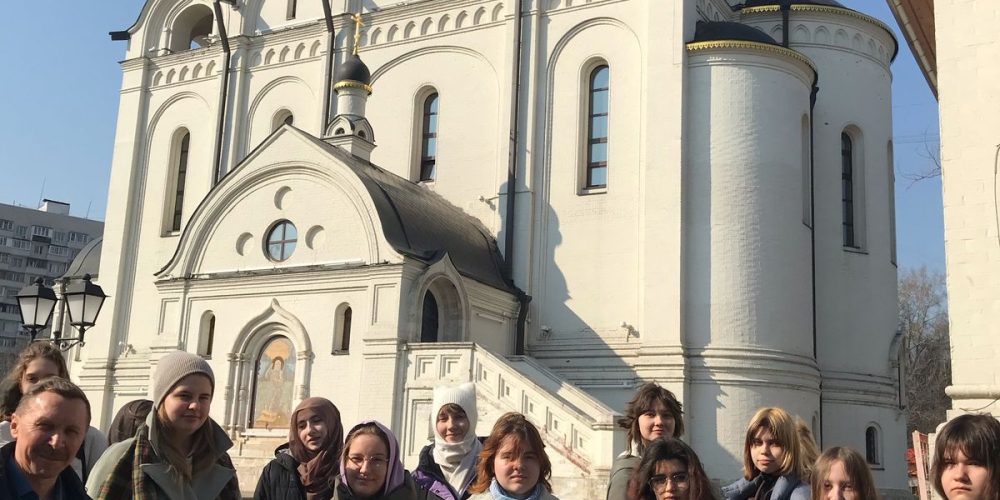 Студенты 1 курса ГБПОУ 1-ый МОК посетили храм и мастерские храма преподобного Серафима Саровского в Раево