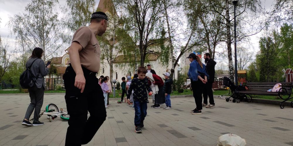 Филиал фонда «Рядом Дом» при храме иконы Божией Матери «Неопалимая Купина» в Отрадном организовал пасхальный праздник для детей иностранцев