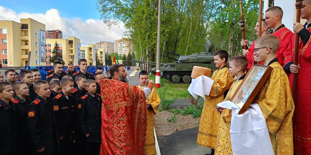 Божественная литургия в храме на территории Московского СВУ