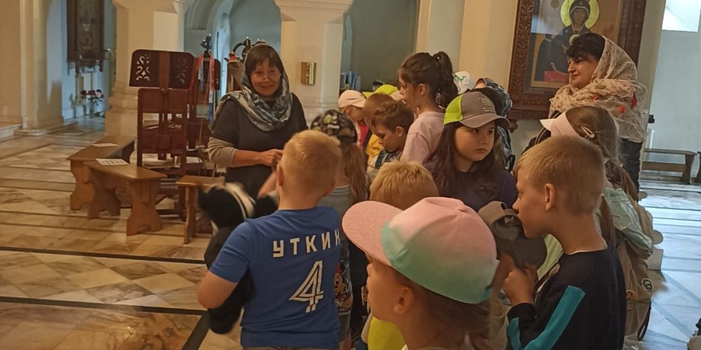 Экскурсия школьников в храме преподобного Серафима Саровского в Раеве