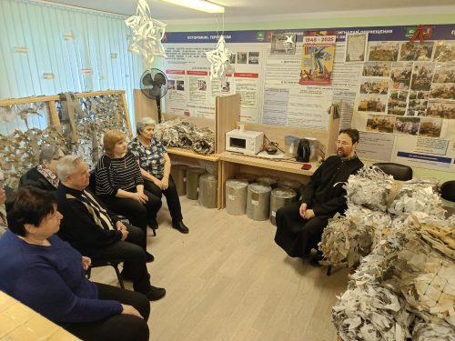Клирик храма Живоначальной Троицы в усадьбе Свиблово посетил мастерскую по плетению маскировочных сетей при Совете ветеранов района Свиблово