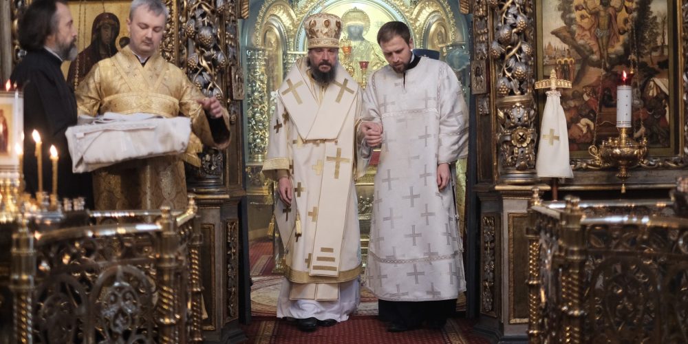 Митрополит Сингапурский и Юго-Восточно-Азиатский Сергий совершил Божественную литургию в храме Живоначальной Троицы в Останкине