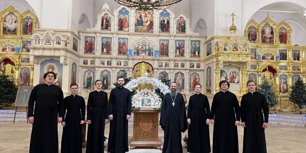 Рождественские колядки и песнопения прозвучали в храме Живоначальной Троицы при бывшем приюте Бахрушиных в Святочные дни