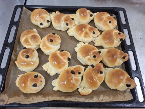 В храме святителя Николая Мирликийского в Отрадном воспитанники воскресной школы научились печь жаворонков