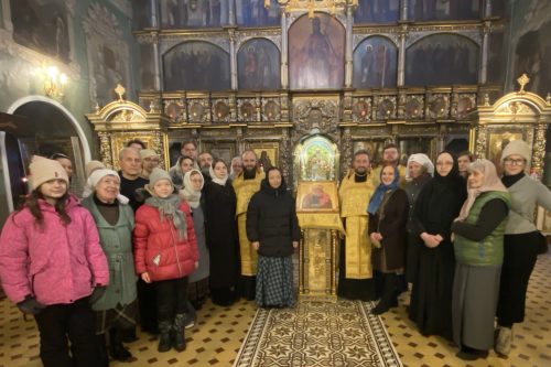 Прихожане храма Живоначальной Троицы в Останкино передали общине сестер милосердия во имя преподобной Ефросинии Московской икону Божией Матери «Избавление от бед страждущих»