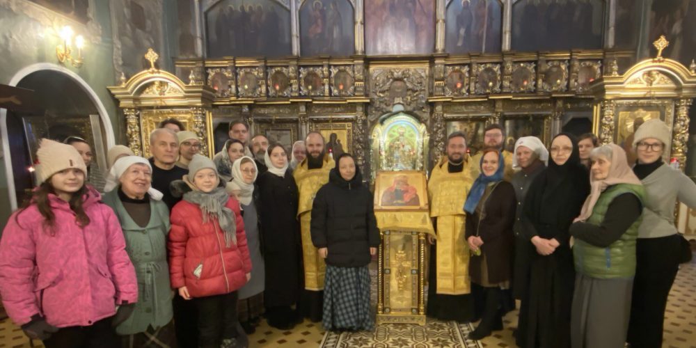 Прихожане храма Живоначальной Троицы в Останкино передали общине сестер милосердия во имя преподобной Ефросинии Московской икону Божией Матери «Избавление от бед страждущих»