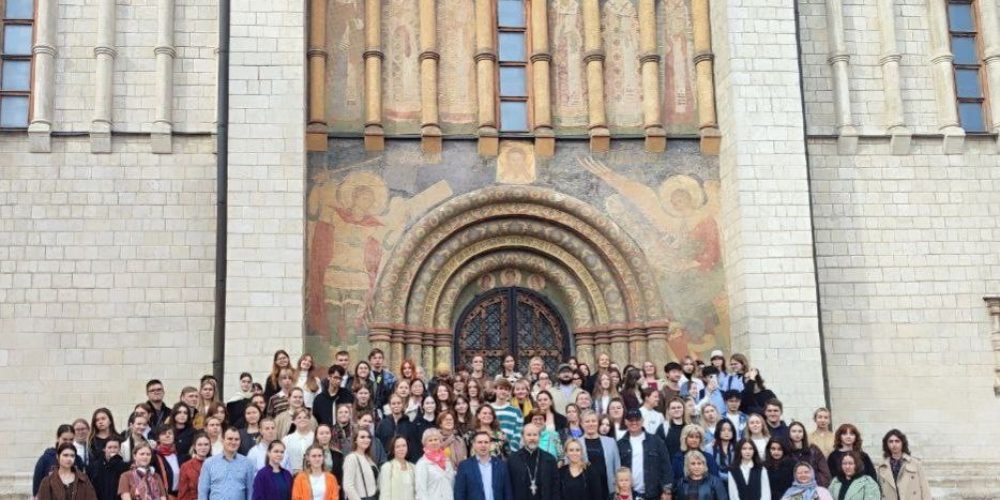 Традиционно для студентов Института Славянской культуры в Успенском соборе Московского Кремля был совершен ежегодный молебен перед началом учебного года