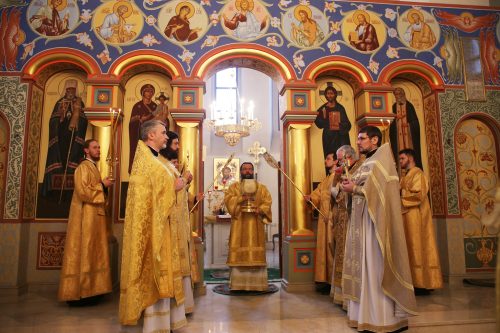 Архиепископ Егорьевский Матфей совершил Литургию в храме Преподобного Серафима Саровского в Раеве