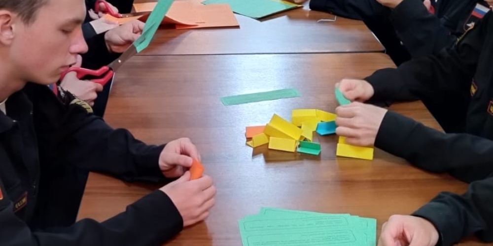 Московские суворовцы регулярно трудятся в храме преподобного Серафима Саровского в Раево для нужд фронта