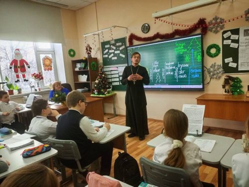 Клирик храма иконы Божией Матери «Отрада и Утешение» в Ярославском посетил открытый урок в школе №760