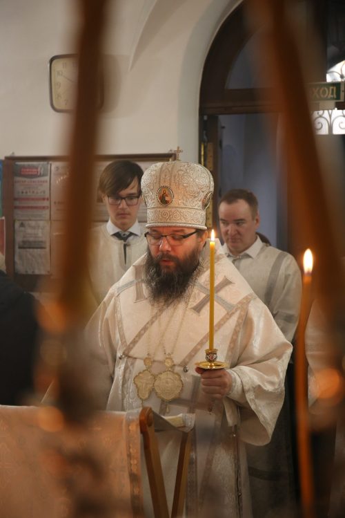 В канун Вселенской родительской субботы архиепископ Егорьевский Матфей возглавил вечерню и утреню с парастасом в храме святого благоверного князя Димитрия Донского в Раеве