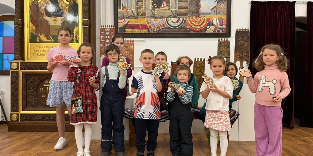 Детский мастер-класс по мозаике в выставочном центре «Наследие Русского Севера» при храме преподобного Серафима Саровского в Раево